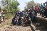 RU students block railway demanding 'decentralised Bangladesh'