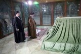 Leader visits Imam Khomeini (RA) Mausoleum