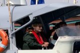 VIDEO: IRGC Navy chief sails speed boat in Persian Gulf