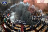 Chaos erupts in Serbian parl. as opposition unleashes flares