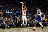 NBA: Curry scores 30 points as Warriors bury 76ers