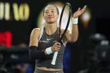 Australian Open: 'Nervous' Zheng Qinwen relieved to survive scare