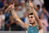 Carlos Alcaraz makes fast start in bid for first Australian Open title