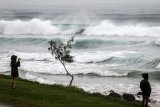 Australia readies as cyclone veers towards eastern coast