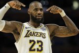 NBA: LeBron James' triple-double lifts Lakers over Kings