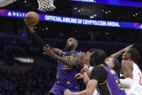 NBA: Lakers rout Wizards, LeBron James posts triple-double