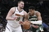 NBA: Giannis Antetokounmpo, Bucks win duel vs Nikola Jokic, Nuggets