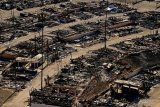 Search for bodies as LA firefighters brace for more wind