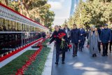 Azerbaijani energy ministry staff visit Alley of Martyrs (PHOTO)