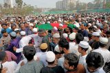 Thousands pay last respects to Noman