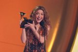 Shakira wins Grammy, dedicates award to US immigrants