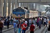 15 trains delayed in Dhaka, thousands stranded