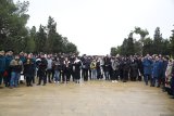 Mourners arrive at II Alley of Honor in Baku for AZAL crew members' funeral (PHOTO)