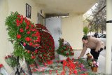 Azerbaijani people pay tribute to AZAL pilot killed in crash with flowers at his home (PHOTO)