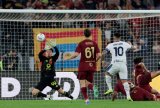 Martinez keeps Inter on Napoli's tail with Roma winner