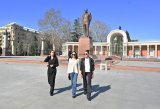 First VP Mehriban Aliyeva pays tribute to National Leader Heydar Aliyev's monument in Ganja (PHOTO/VIDEO)