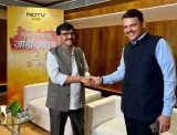 Photo Of The Year: D Fadnavis-Sanjay Raut Bonhomie Moment At NDTV Event