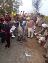 Punjab: Farmers burn copies of new farm policy draft, Dallewal's condition deteriorates