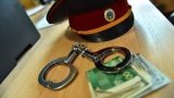 В Бишкеке при получении взятки в 350 тысяч сомов задержан милиционер