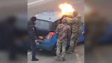 Ukrainian recruit hunters allegedly torch car (VIDEO)