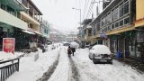 Heavy snowfall disrupts life in Tawang, army assists stranded travellers