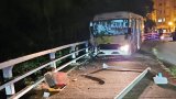 3 injured when Hong Kong shuttle bus slams into lamp post near Redhill Peninsula