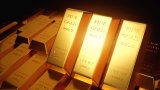 Gold Holds Steady Near Record High Amid Trade War Concerns and Fed Meeting Minutes