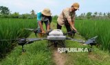 Petani di Banyuwangi Manfaatkan Penggunaan Drone untuk Penyemprotan Sawah