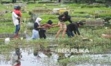 Banjir Tak Surutkan Niat Warga untuk Ziarah Kubur Jelang Ramadhan