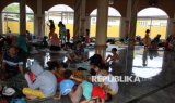 Rumahnya Terendam Banjir, Puluhan Warga Medan Mengungsi di Masjid