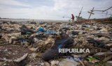 Tumpukan Sampah di Pantai Dadap Ganggu Aktivitas Nelayan