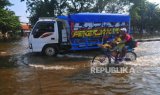 Jalur Pantura Situbondo Macet Total Akibat Banjir