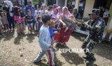 Saat Prajurit TNI AU Hibur Anak Penyintas Bencana Tanah Bergerak di Cianjur