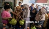 Warga Cimahi Rela Antre Berdesakan untuk Dapatkan Gas Elpiji 3 Kg