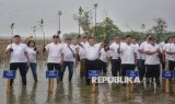 Telkom Tanam 10 Ribu Pohon Mangrove di Pantai Istambul Glagah Wangi