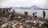 Warga dan Komunitas Lingkungan Bersihkan Pantai Sasa dari Sampah Plastik