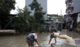 One dead in Australia floods as authorities order evacuation