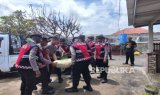 Polisi Bantu Warga Terdampak Banjir Rob Eretan